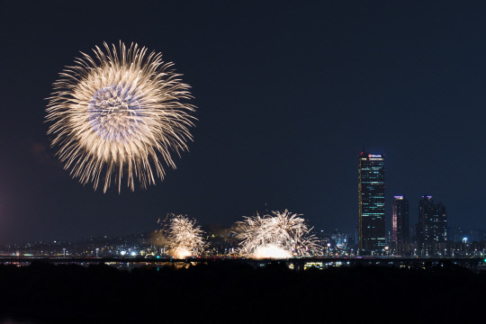 지난해 열린 한화와 함께하는 서울세계불꽃축제 현장 전경. <한화 제공>